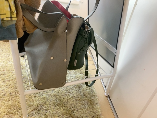 【ニトリ ハンガー付きスタンドミラー ストレージ2】鏡裏の下には物置ラックがあり、バッグなどの小物を置けます