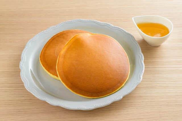 【ホットケーキがふわふわになる裏ワザ】いつものホットケーキに本みりんを加えるだけで、やさしい甘みとコクも加わりワンランク上の味に！