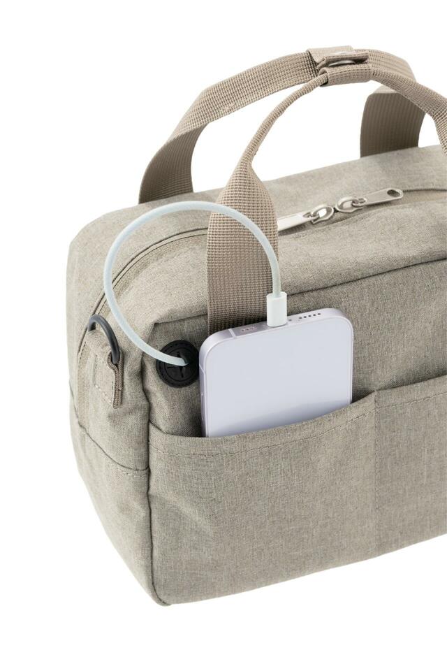 【ワークマン×フルクロ たためて自立する 2WAY 撥水ミニボストンバッグ】サイズは縦17×横23×幅11cm。こちらも便利なコードホール付きです