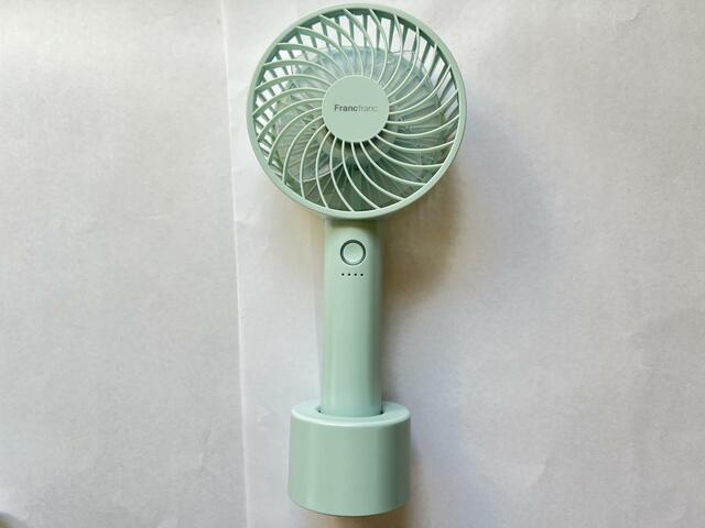 【Francfranc フレ ハンディファン】充電スタンドに立てると高さが出る