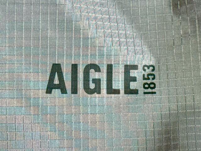 前面中央には「AIGLE」のブランドロゴプリント入り♪