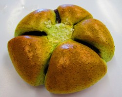 〈金谷ホテルベーカリー〉季節のあんぱん・よもぎ