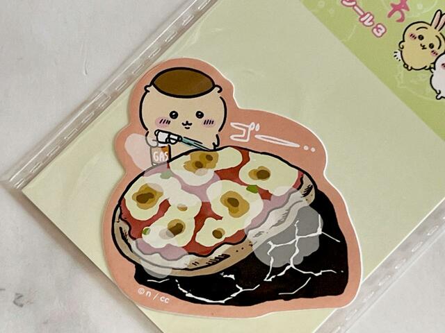【100円ちいかわ雑貨】熱い岩にピザを乗せ、さらにバーナーで焼くくりまんじゅう♪くりまんじゅうらしさが溢れているステッカーです！