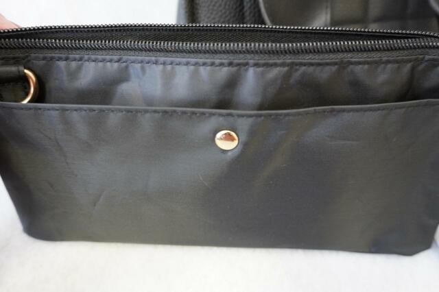 ポーチには外ポケット付き