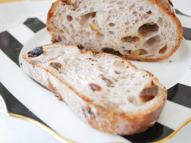 リームチーズとの相性が抜群！／石窯レーズン＆くるみ　税込400円