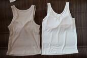（左から） 【ワークマン　アメリカンスリーブブラトップ】ベージュＭ【ワークマン シン・呼吸するインナーカップ付きタンクトップ】オフホワイトL 　バックスタイル