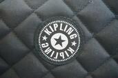 スターをあしらったKIPLING(キプリング)のブランドロゴがアクセントに