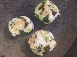 【小松菜とわかめ、しらす、ごまの具だくさんおにぎり】焼くことでしっかり固まります