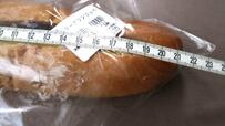 【ラ・ムー あんマーガリンコッペパン（108円）】測ってみるとコッペパンの長さは21cmありました。A5の高さぐらいあります