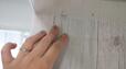 【ニトリ リノベウォールシート】隅を合わせて手で押さえつけてポイントを決めます
