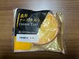 【ローソンストア100 濃厚チーズタルト】口に入れると、その名にたがわず濃厚なチーズの風味が口の中に広がります