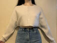 デニムに合わせても◎。腕を上げているのでお腹が見えていますが、おろしていれば見えない丈です