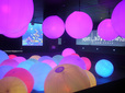 ボールをぶつけて反応を楽しむ「光のボールでオーケストラ」