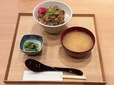 【茅乃舎 だしおでん】おでんだしの牛丼。小松菜の煮物と味噌汁がついています