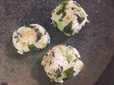 【小松菜とわかめ、しらす、ごまの具だくさんおにぎり】焼くことでしっかり固まります
