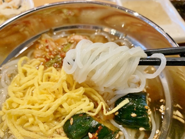 白い冷麺はサッパリ！
