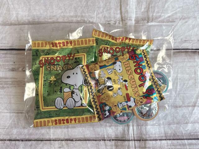 中にはお菓子が入っています