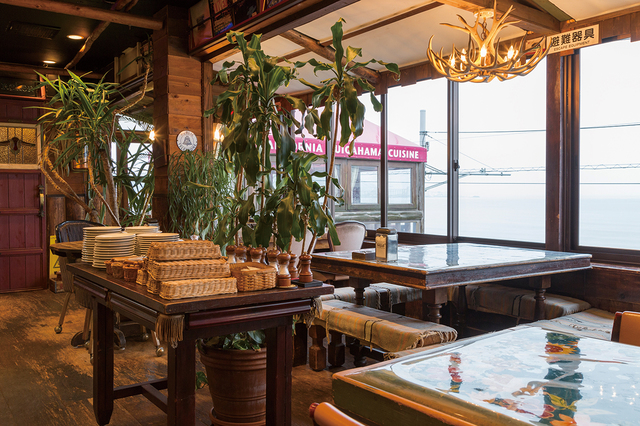 Seedless Bar｜古き良きアメリカを思わせる独特の店構え。天気のいい日は窓を開けたオープンスタイルで営業。