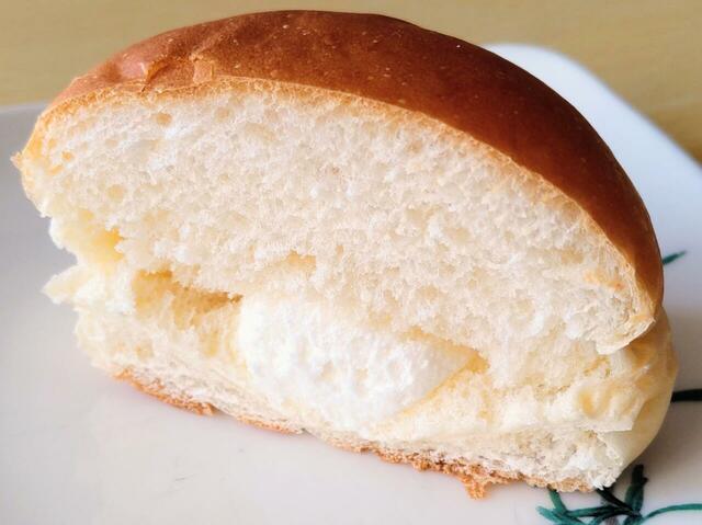 【木村屋總本店 じゃりぱん 6個 558円】ふんわりした生地にジャリッと食感のクリームをIN