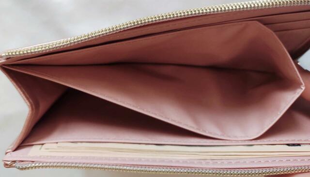 中央はコインケースになっている