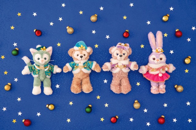 「カラー・オブ・クリスマス」のコスチュームを着たぬいぐるみバッジ