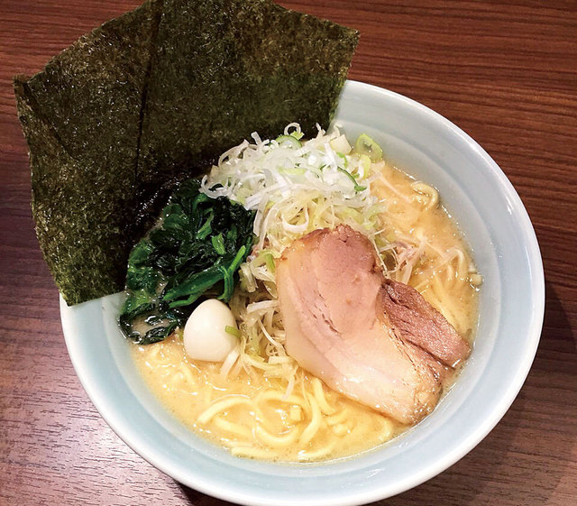 横浜家系ラーメン 房総吟家 佐倉店　房総ねぎらーめん(豚骨醤油) 890円