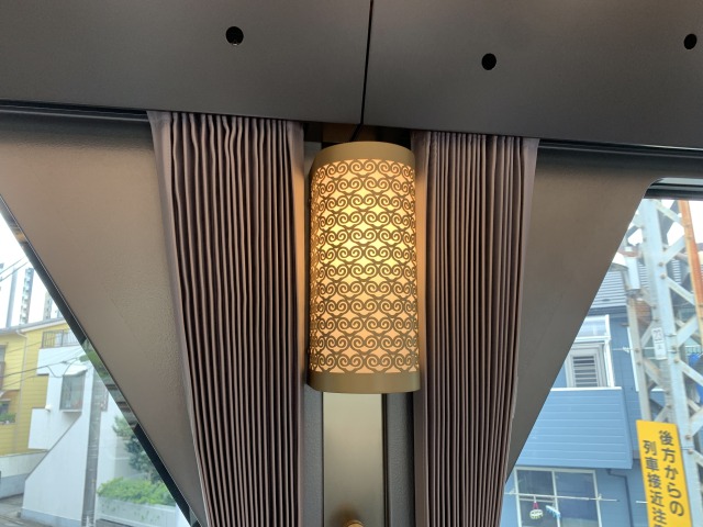 日光東照宮の陽明門の柱に刻まれた「グリ紋」を想起させるデザイン