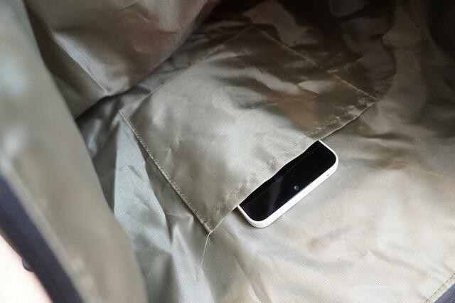 正方形の内ポケットが1つある