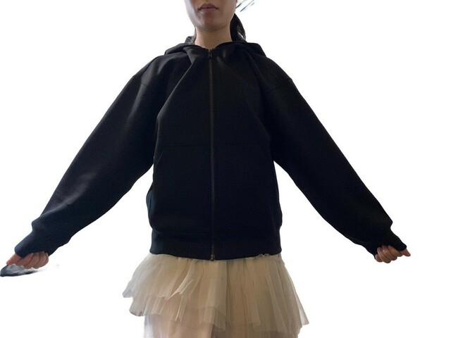 【ユニクロ ドライスウェットリラックスパーカ】ファスナーを全部閉めるとアウトドアな印象に