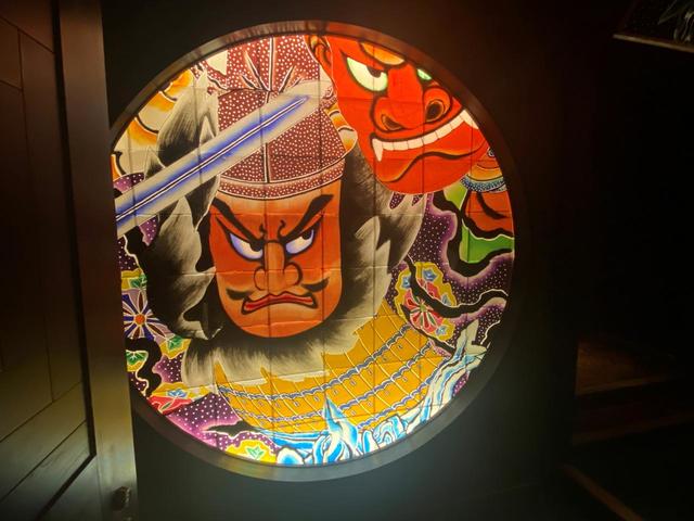 【星野リゾート 青森屋】「青森ねぶたの間」の出迎えねぶた「田村麿と妙見宮の鬼面」