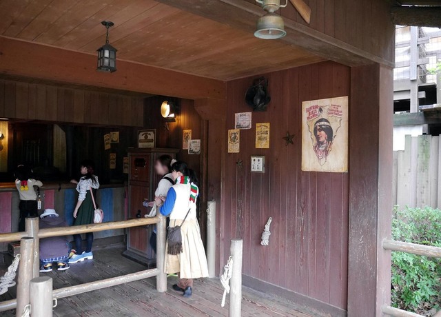 一番右側の壁に貼られた絵