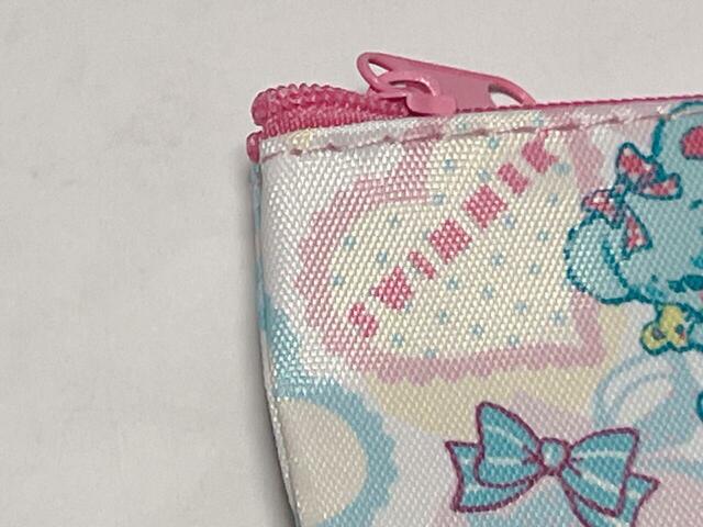 素材はポリエステル。しっかりとした厚手の生地