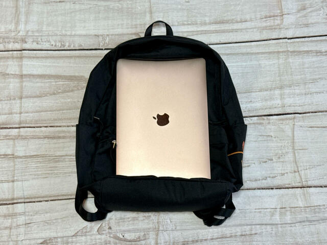 13インチのMacBook Airがラクラク入るサイズ感