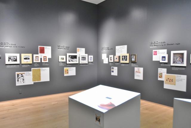 イラストを描いている動画がみられる