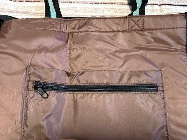 背面にファスナーポケット付き