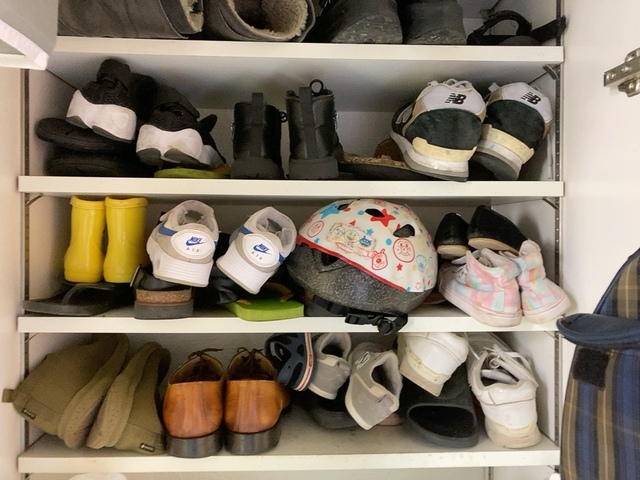 【PureNicot ウォールポケット吊り下げ収納】Before：溢れかえる靴でごちゃごちゃだった靴箱が…