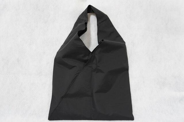 縦長の二等辺三角形のようなフォルム