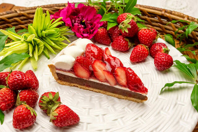 【キル フェ ボン】「イチゴとテリーヌショコラのタルト」販売期間：2025年1月13日（火）～2月8日（日）、販売価格：piece ￥1,090／whole（25cm）￥13,089、販売店舗：全12店舗