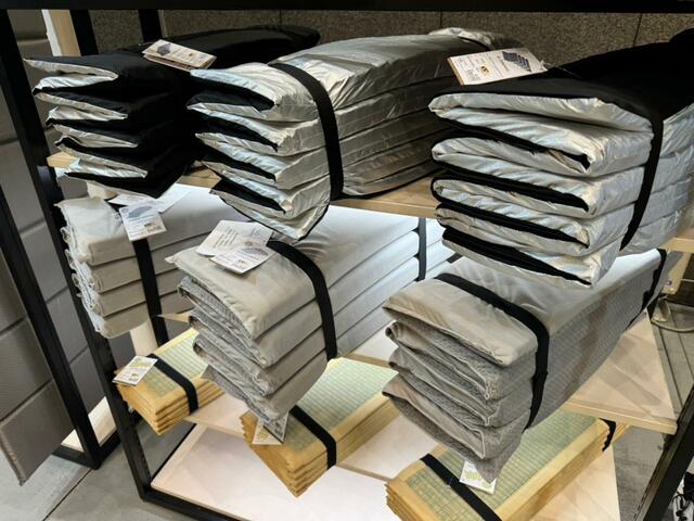 【ワークマン アルミエアディメンションマットレス】サイズは使用時：約幅60×長さ180×厚み2cm、収納時：約幅60×長さ20×厚み18cm