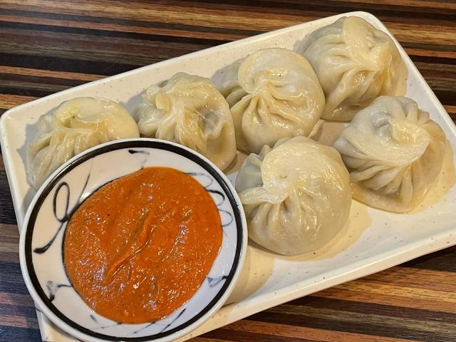 【ネワーダイニング】これは「蒸しモモ」。揚げたモモや野菜のモモ、スープのモモもある