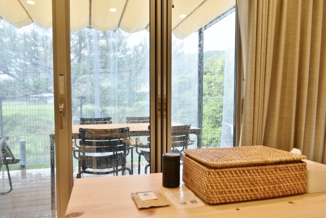 籠には延長コードや充電器類が用意されている