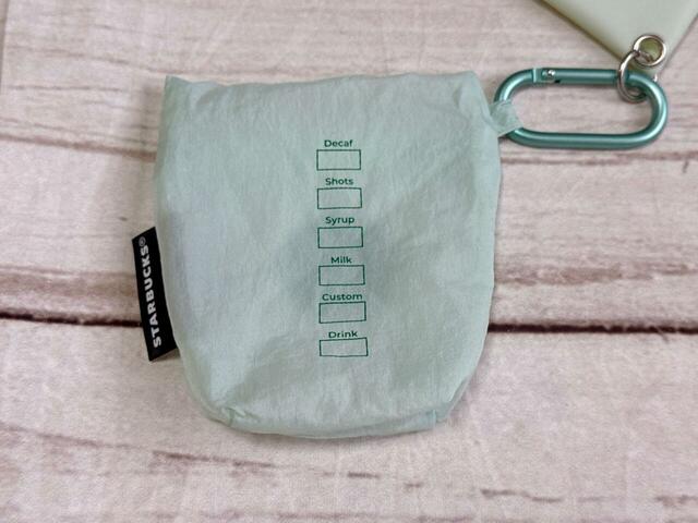 バックはカップのカスタム欄デザインで細部まで凝っています！