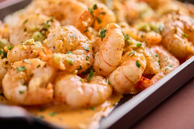 浦安ブライトンホテル東京ベイ「カシュカシュ」あまおう苺スイーツとローストビーフ、海の幸のご褒美ビュッフェ「ケイジャンシュリンプ 香草バター風味」