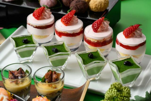 「苺のショートケーキ、大和抹茶のティラミス など」＜期間：2026年3月20日～5月10日＞【ローストビーフや天ぷらなど50種の食べ放題に約30種類の飲み放題付き！奈良ロイヤルホテルで「春のディナーバイキング」開催！】