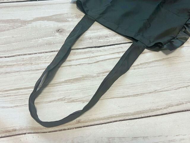 持ち手の長さは長め。肩がけも楽々できるのがうれしい♪「ALEXANDRE DE PARIS(アレクサンドル ドゥ パリ)折りたためるフリルトートバッグ」