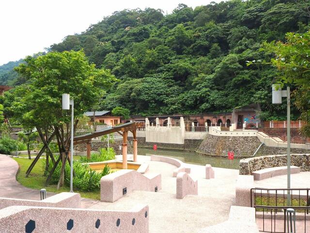 【台湾食べ歩きの旅 #8】蘇澳冷泉公園。冷たい炭酸水が湧き出て、泳いだり足湯をしたりできるので家族連れで賑わうようだが、この日は開園前だった