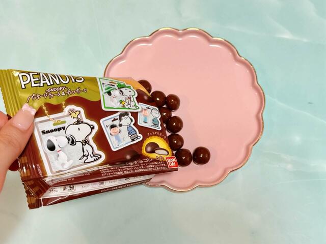 【PEANUTS -SNOOPY- パッケージチャーム＆チョコボーロ】お菓子は、チョコがけボーロ