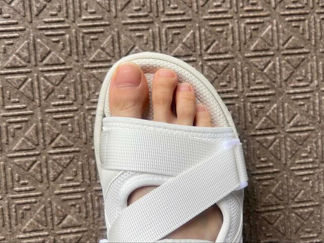 【GLOBAL WORK エアかるベルトスニーカーサンダル】少し小さめのサイズを選んでしまったので指が縁にかかっていますが、クッションなので痛くありませんでした