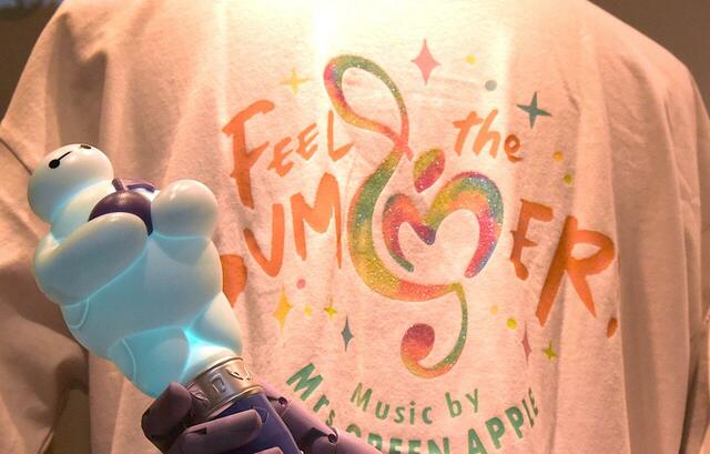 「サマー・クールオフat Tokyo Disney Resort」Tシャツと光るおもちゃ
