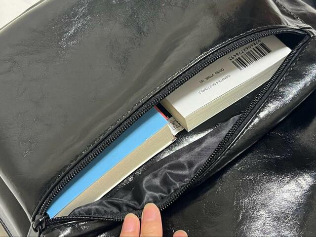 【LOWRYS FARM BIGワンショルダーBAG】ポケットは厚めの文庫本が2冊入るサイズ感です！